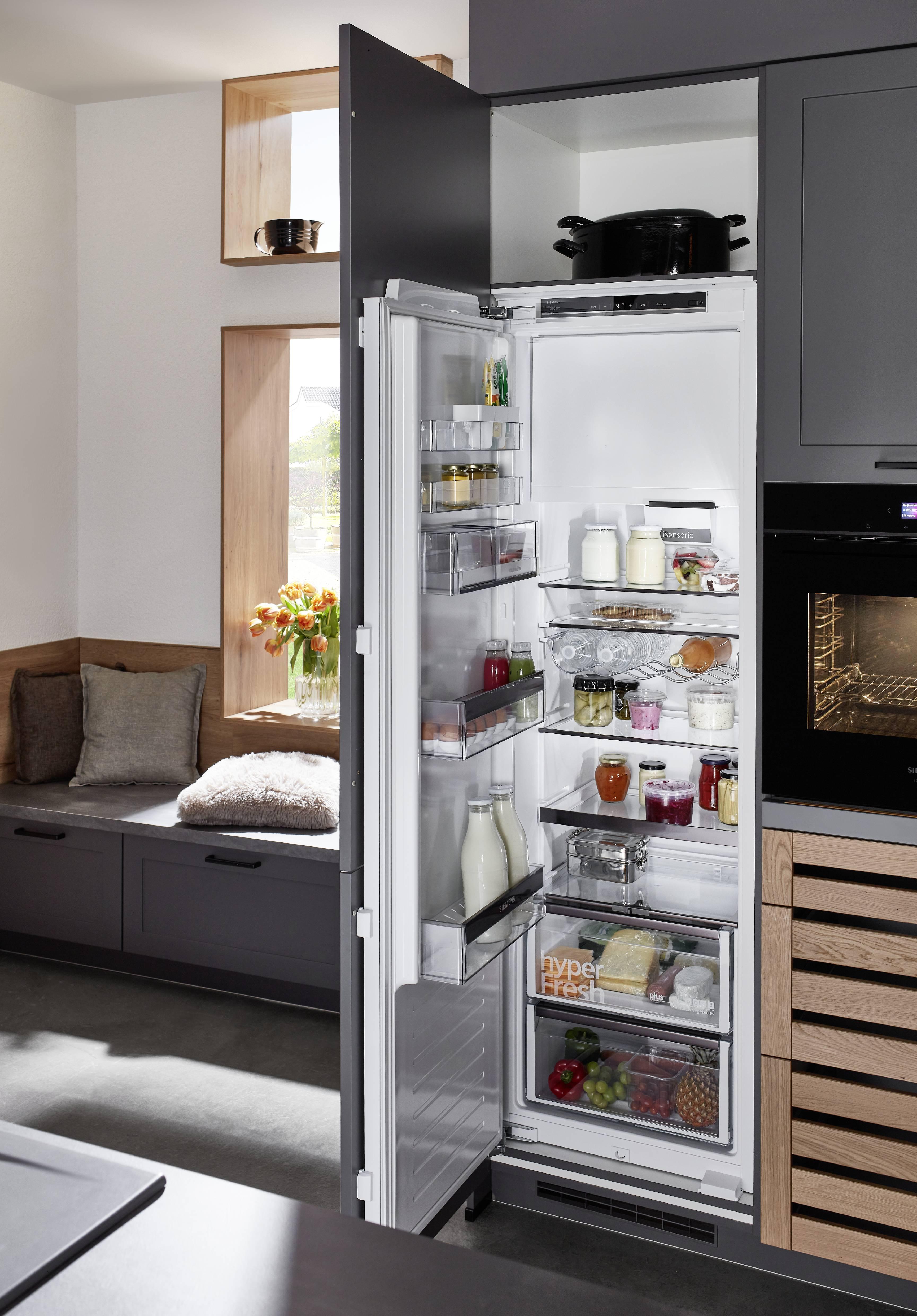 Nobilia Nordic Landhaus Holzdekor mit SIEMENS-Kühlschrank
